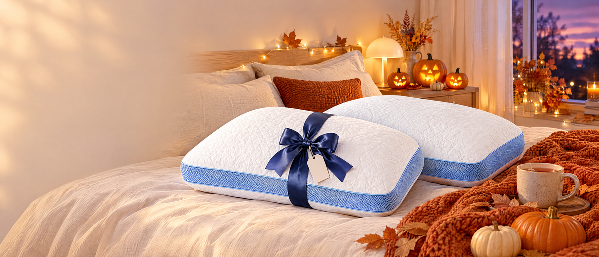 Wolkenkissen Air+ avec ruban cadeau dans une chambre cosy décorée de citrouilles d’Halloween
