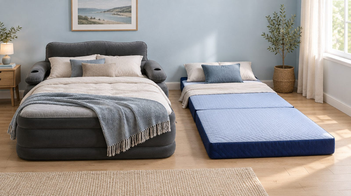 Matelas gonflable avec dossier et matelas pliant côte à côte dans la chambre d'amis